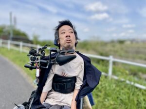 青空をバックにしている僕