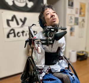 “My Action”の文字が書かれている紙の前にいる僕