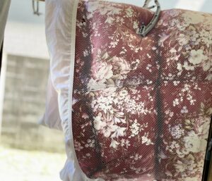 ベランダに干してある掛け布団