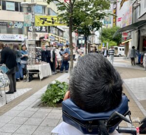 “アートムーチョ”の垂れ幕を見ている僕