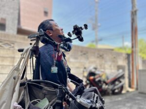 横から撮影して空を見ている僕
