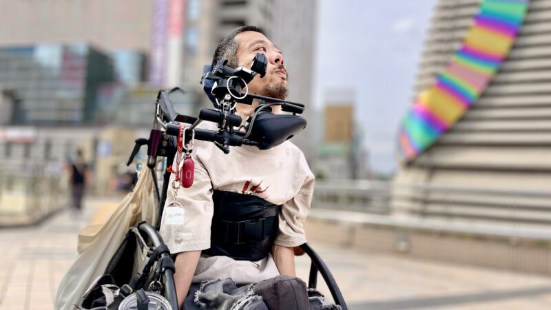 空を見ている僕の写真
