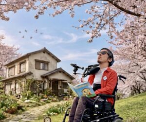 絵本を持っている僕の写真