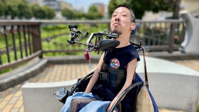 川を後ろにしている僕