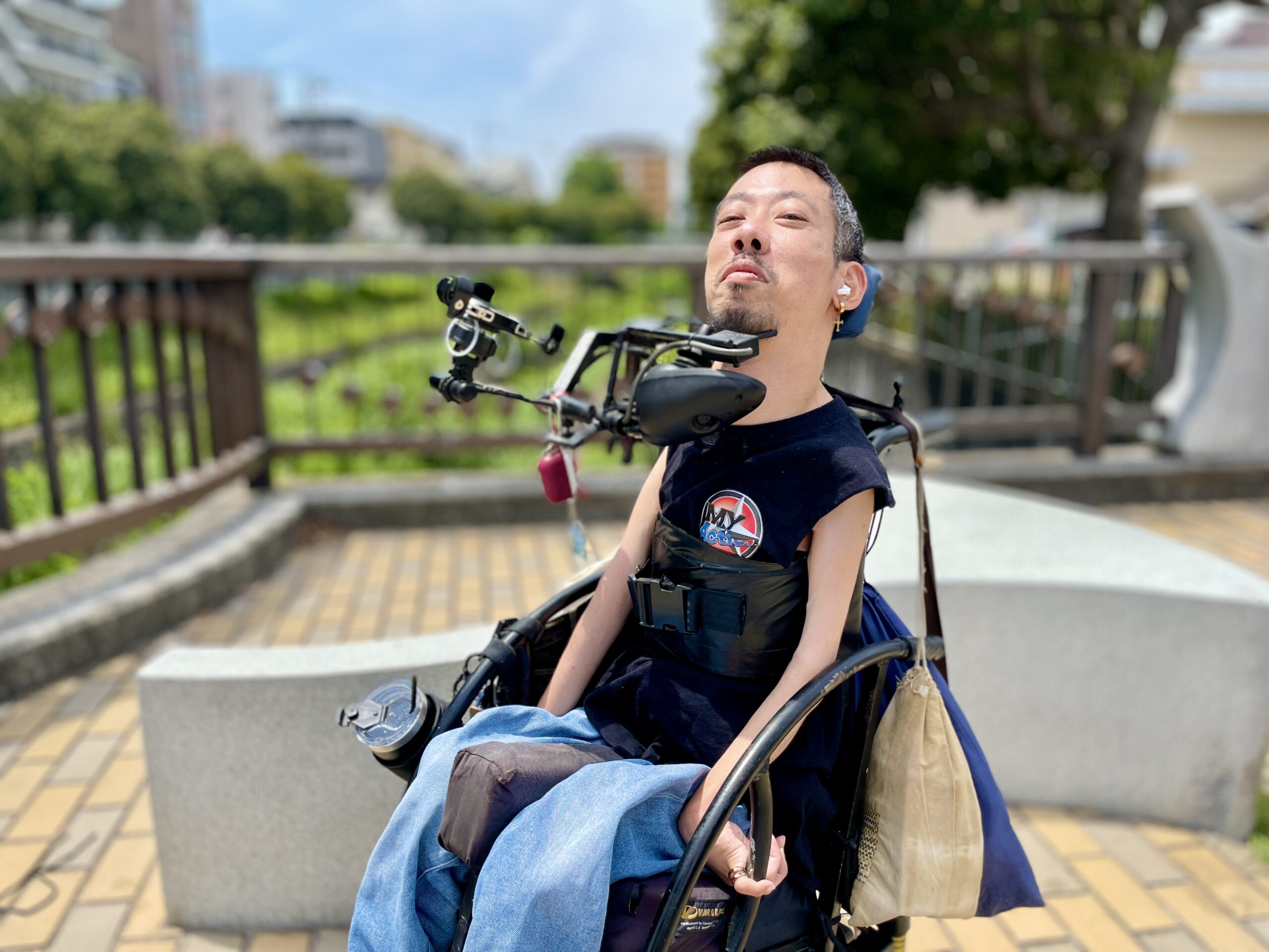 川を後ろにしている僕