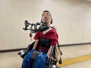 赤いシャツを着ている僕