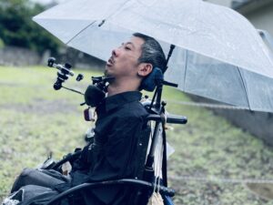 傘を差している僕