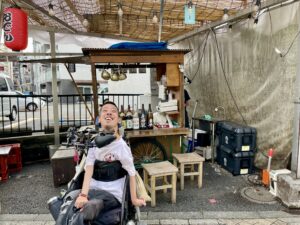おでん屋さんかくの前にいる僕