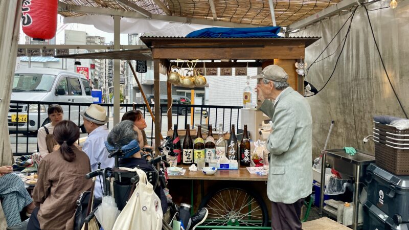 おでん屋さんかくで飲んでいる写真