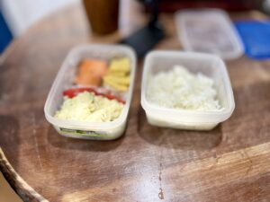 タッパーに詰められた母親手作りのごはん