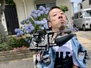 あじさいを背にしている僕