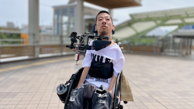 白いシャツを着ている僕
