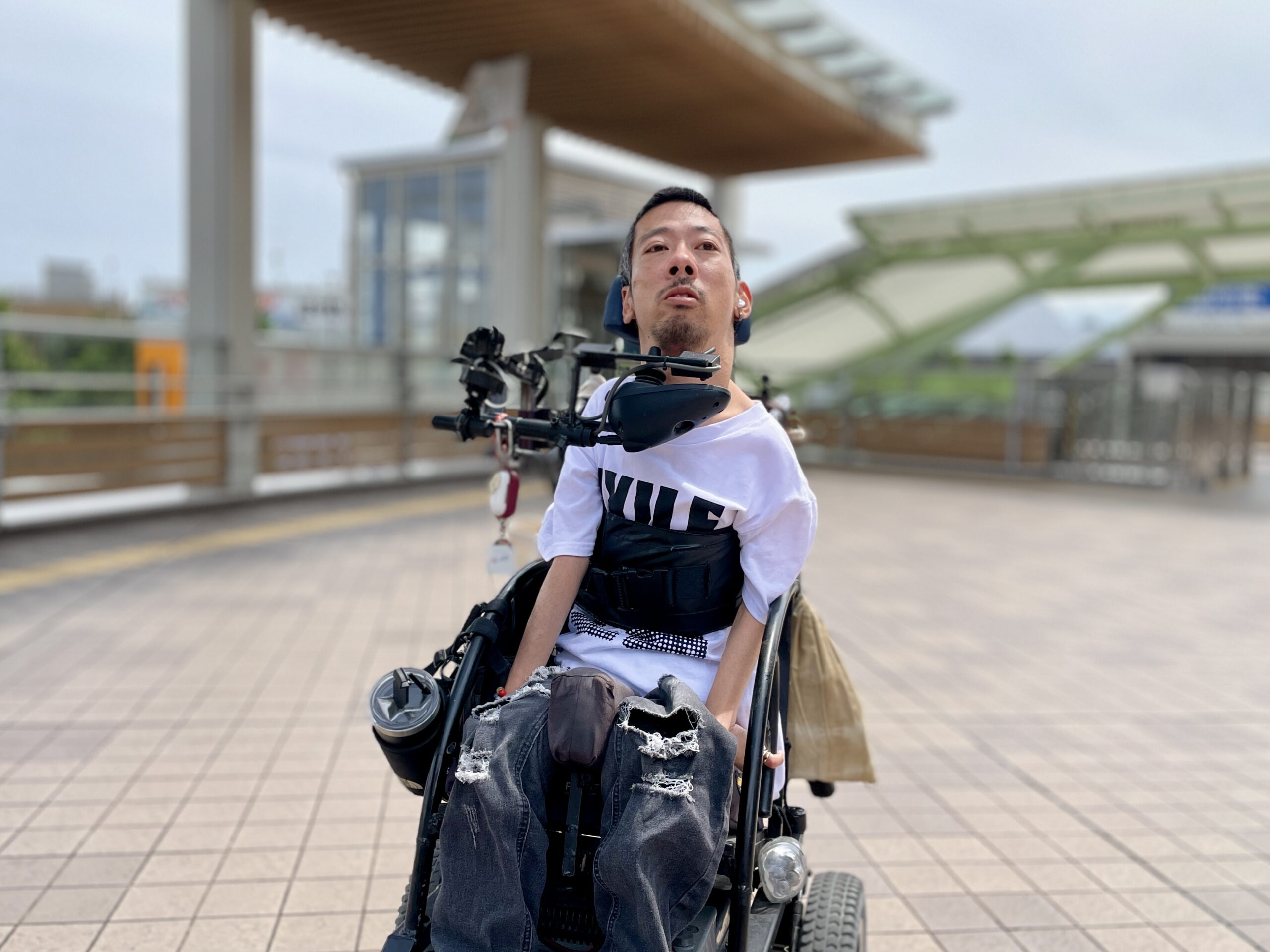 白いシャツを着ている僕