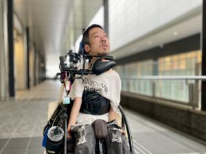 灰色のシャツを着ている僕