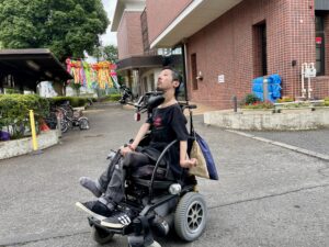 建物の前にいる僕