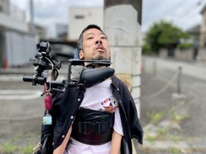 電柱の前にいる僕