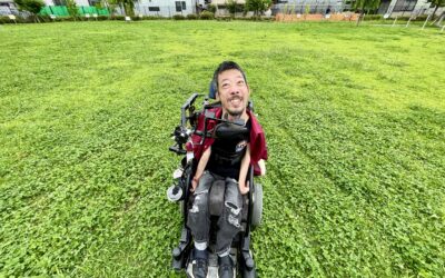 芝生の上にいる僕