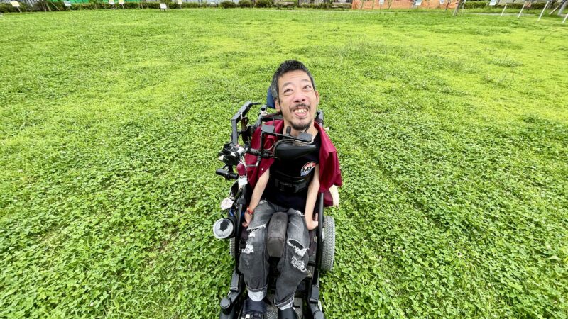 芝生の上にいる僕
