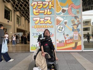 クラフトビールフェスの看板の前にいる僕