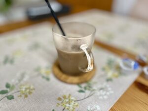 机の上にコーヒーが入ったカップが写っている写真
