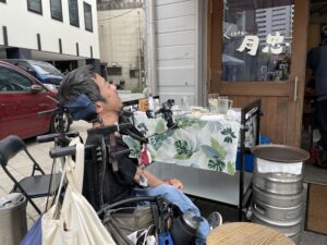 外で飲んでいる僕の写真