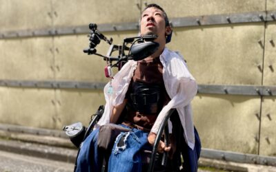 白いシャツを羽織っている僕