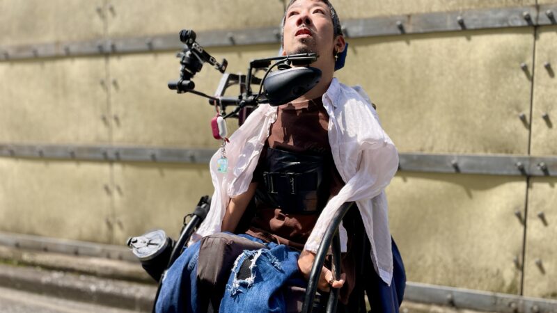白いシャツを羽織っている僕