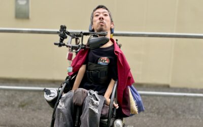 “My Action”のロゴのシャツを着ている僕