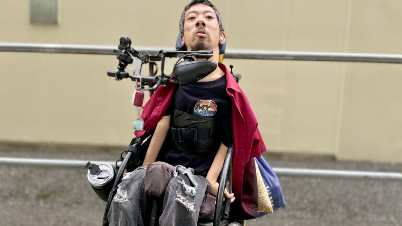 “My Action”のロゴのシャツを着ている僕