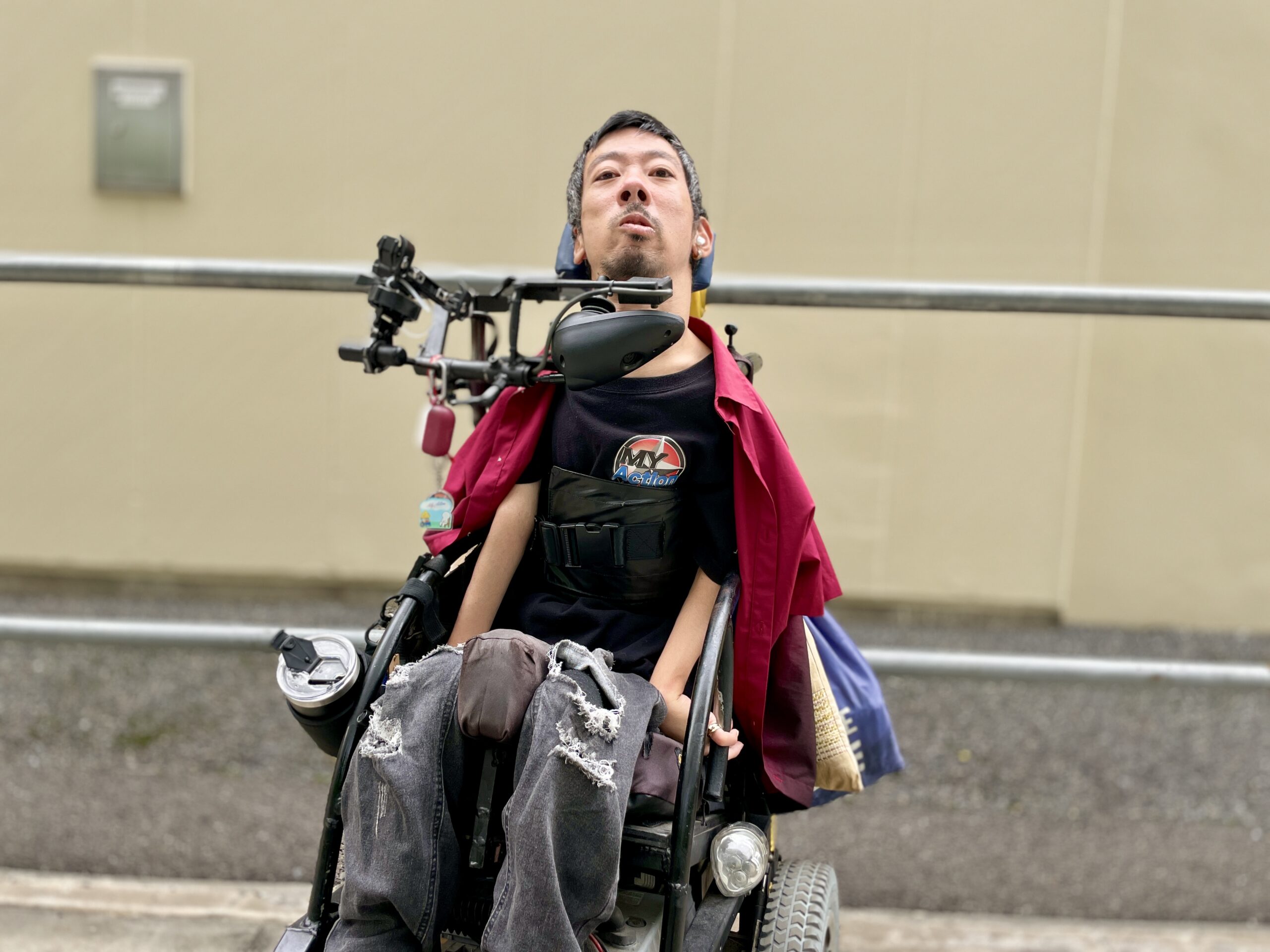 “My Action”のロゴのシャツを着ている僕