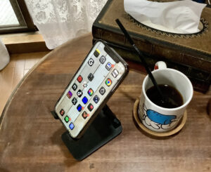 机の上のiPhone12pro