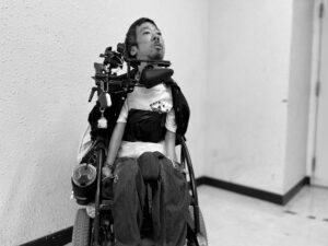 シャツを羽織っている僕のモノクロ写真