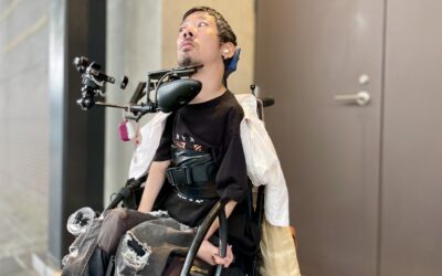 白いシャツを羽織っている僕