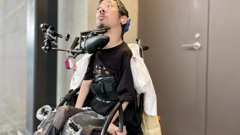 白いシャツを羽織っている僕
