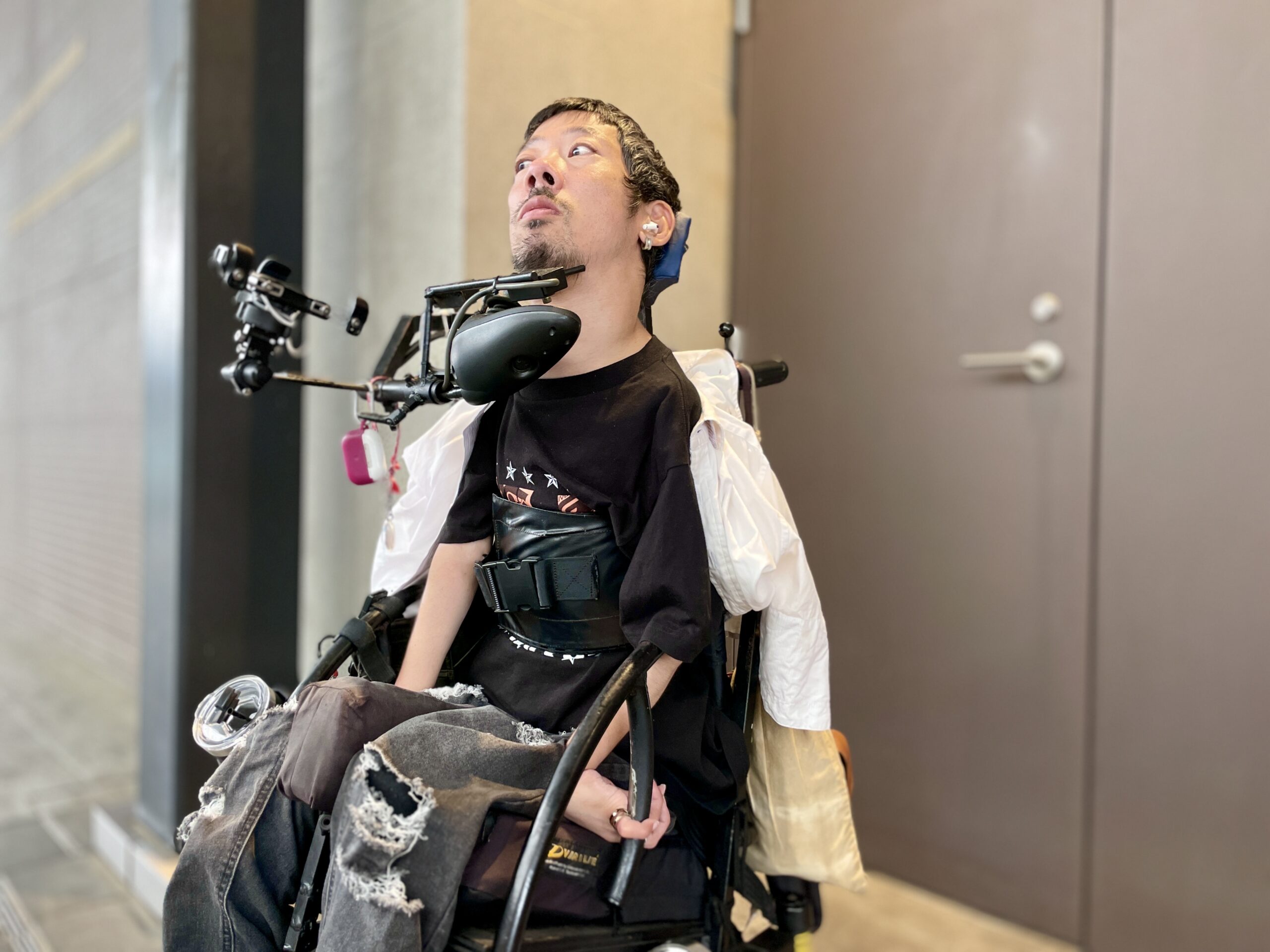 白いシャツを羽織っている僕