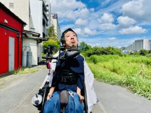 白いシャツを羽織っている僕