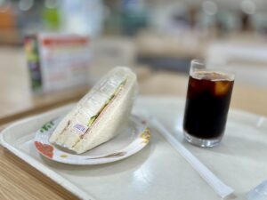 サンドイッチとアイスコーヒーが写っている写真