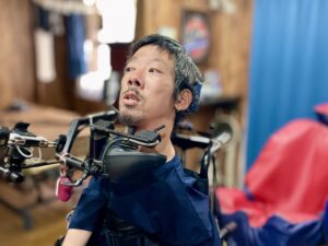 “My Action”のロゴを背にしている僕