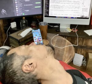 iPhoneを見ている僕