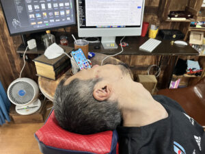 パソコンを見ている僕