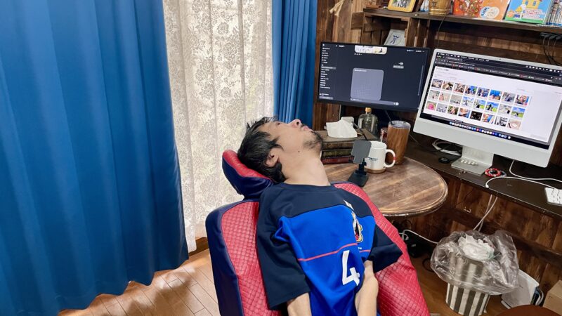 パソコンを見ている僕