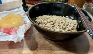 そばとハンバーガーの写真