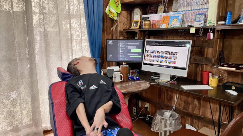 パソコンを見ている僕