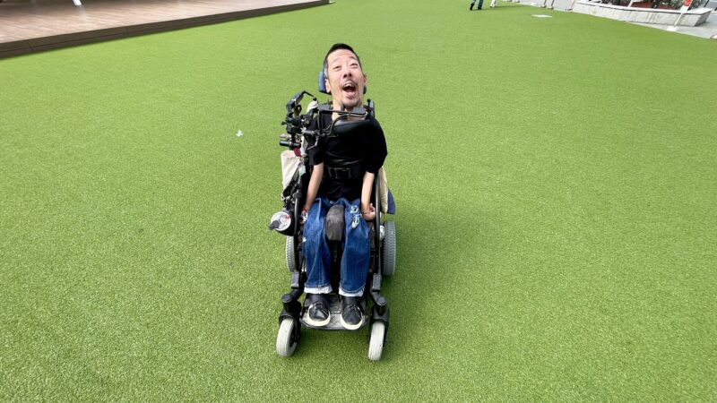 芝生の上にいる僕