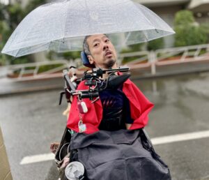 傘をさしている僕
