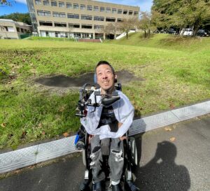 法政大学多摩キャンパスの中庭にいる僕